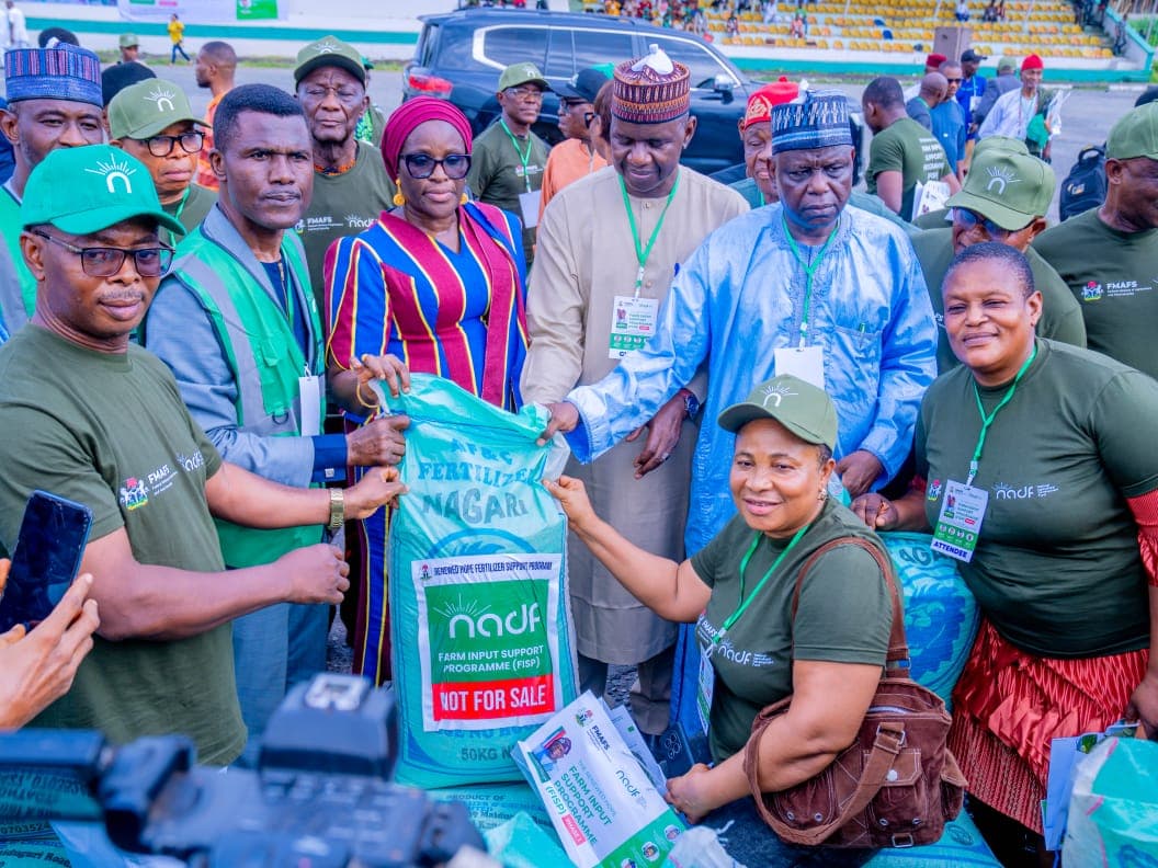 FG distributes fertiliser to 20,160 smallholder farmers in 4 states