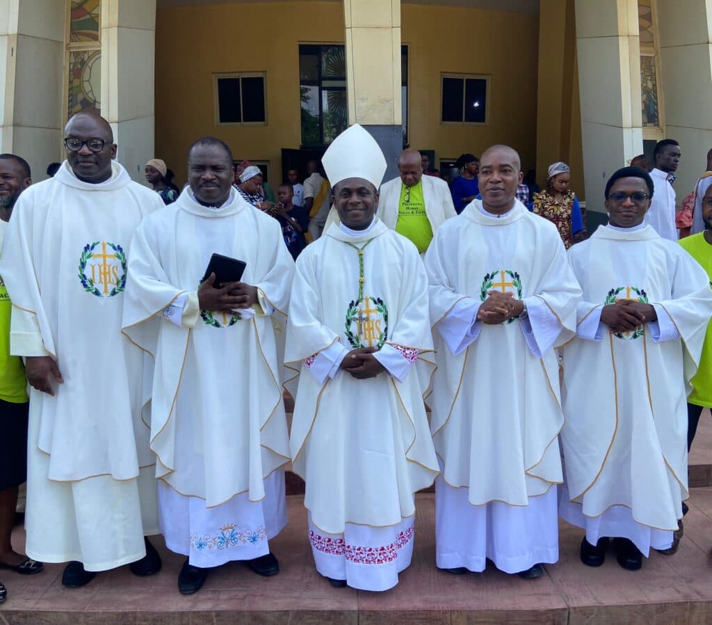 Bishop seeks stronger press freedom to fight digital manipulation